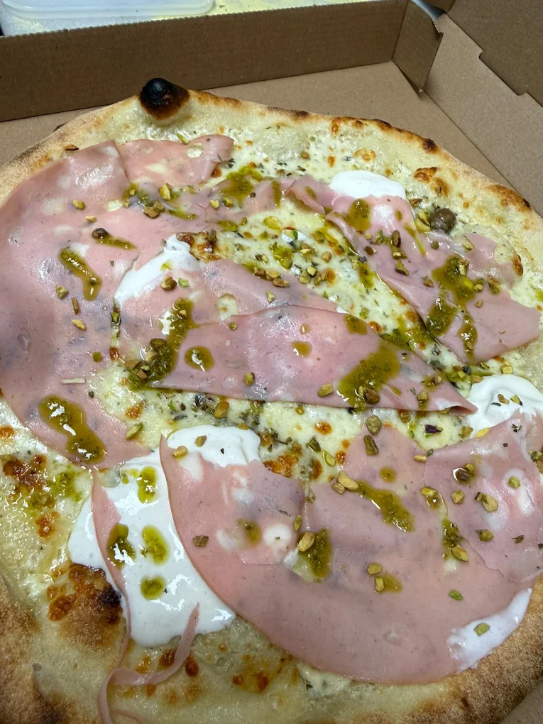 Pizza artisanale croustillante, garnie de produits frais