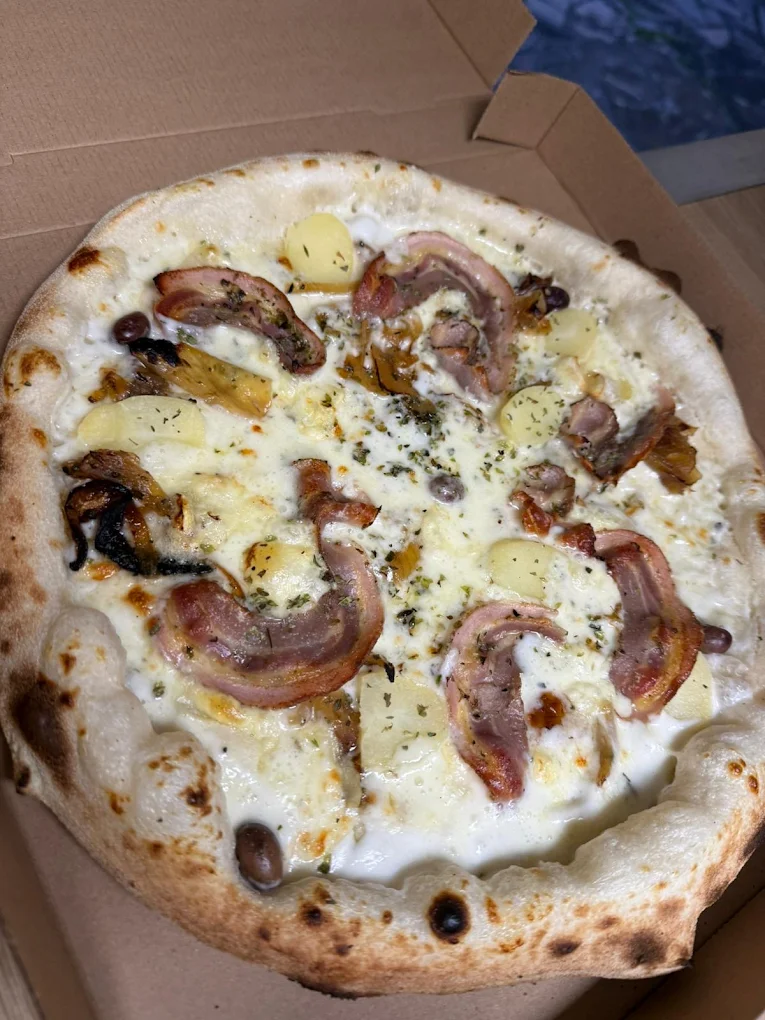 Pizza artisanale garnie de produits frais