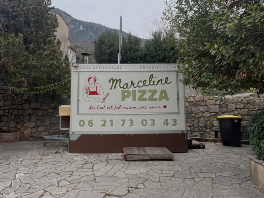 Pizza artisanale sortant du four